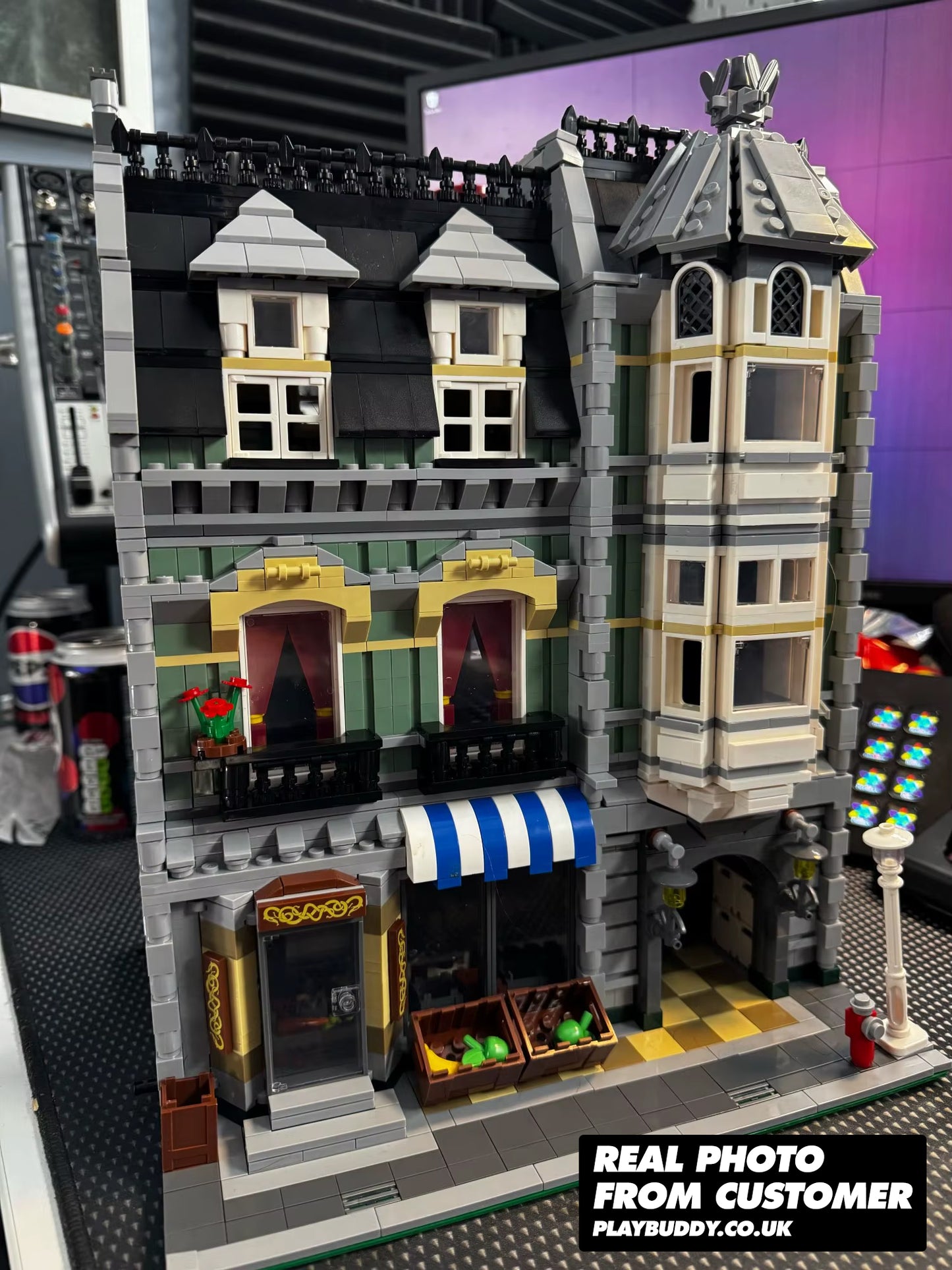 Green Grocer (10185) 2352PCS Modular Building Blocks w/ 4 Figures