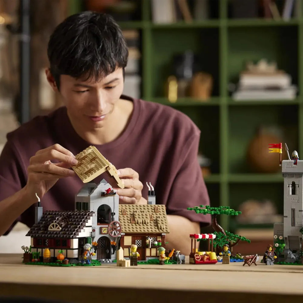 Medieval Town Square Village (10332) 3304PCS Building Blocks w/ 8 Figurines Medieval Town Square / 3304 Pieces Building