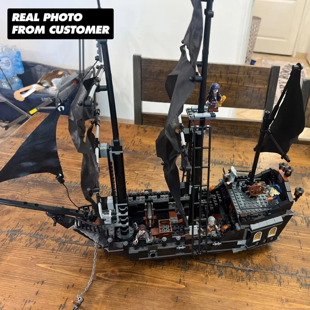 Pirates Of The Caribbean Black Pearl Sailboat Building Blocks w/ 6 Figurines Black Pearl Sailboat Building Blocks